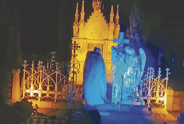 Las luces, el vestuario y demás detalles dan un toque de misticidad al camposanto. Las luces, el vestuario y demás detalles dan un toque de misticidad al camposanto.
