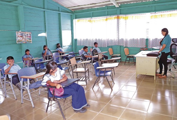 Para algunos estudiantes, su calendario escolar es irregular, ya que entre noviembre y marzo acompañan a sus padres a las cosechas de café en Costa Rica. Para algunos estudiantes, su calendario escolar es irregular, ya que entre noviembre y marzo acompañan a sus padres a las cosechas de café en Costa Rica.