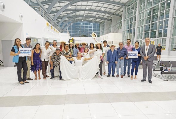 Con danzas nos recibieron los manabitas en el Aeropuerto Eloy Alfaro de Manabí. Con danzas nos recibieron los manabitas en el Aeropuerto Eloy Alfaro de Manabí.