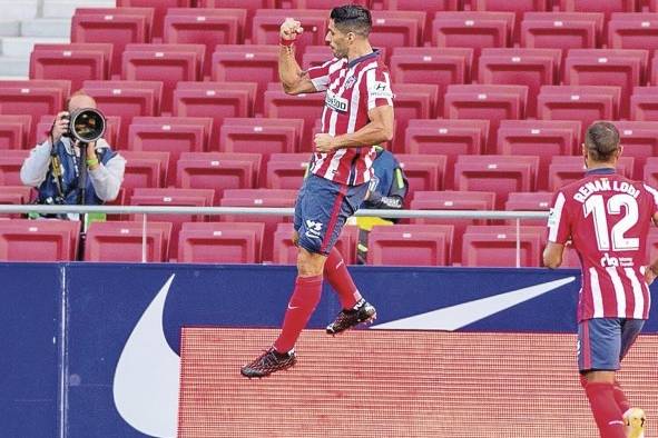 Suárez festeja su gol ante el Granada durante el partido de la tercera jornada de Liga que disputaron en el estadio Wanda Metropolitano, en Madrid. Suárez festeja su gol ante el Granada durante el partido de la tercera jornada de Liga que disputaron en el estadio Wanda Metropolitano, en Madrid.