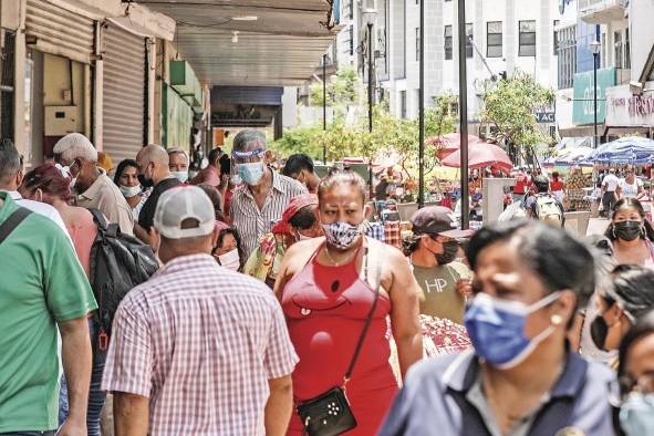Imagen de un grupo de personas caminando por la Panamá el 17 de marzo de 2021. Imagen de un grupo de personas caminando por la Panamá el 17 de marzo de 2021.