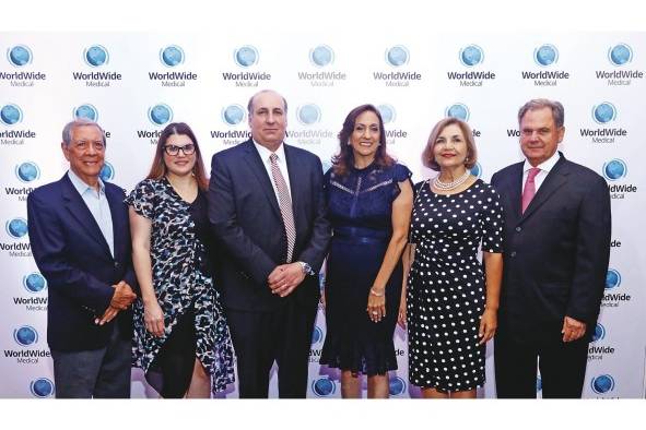 Miembros de la junta directiva de WorldWide Medical junto a Betty de Cyjon Miembros de la junta directiva de WorldWide Medical junto a Betty de Cyjon