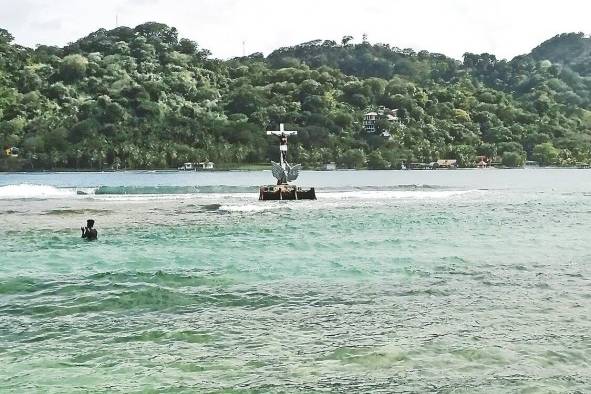 El Cristo Negro sobre el mar es un ícono de Isla Grande. El Cristo Negro sobre el mar es un ícono de Isla Grande.