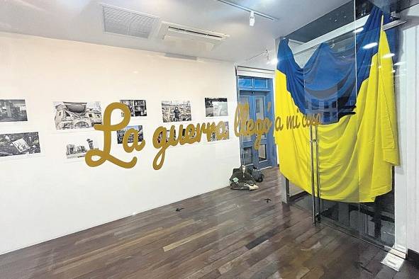 La exposición consta de 54 imágenes de fotógrafos ucranianos. La exposición consta de 54 imágenes de fotógrafos ucranianos.