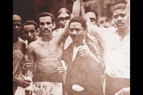 Carlos Berrocal tuvo un poco más de siete años como oficial del boxeo local, antes de que fuera considerado para su primer pleito de título mundial en 1976. Carlos Berrocal tuvo un poco más de siete años como oficial del boxeo local, antes de que fuera considerado para su primer pleito de título mundial en 1976.
