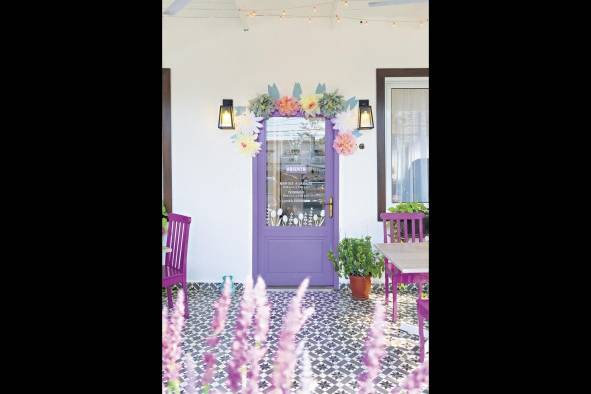 El café cuenta con un salón principal y una acogedora terraza. El café cuenta con un salón principal y una acogedora terraza.