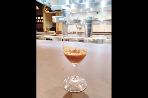 Crema de whisky, vermouth rosado infusionado con guineo, café y crema de coco Crema de whisky, vermouth rosado infusionado con guineo, café y crema de coco