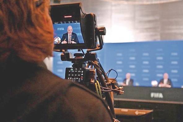 A pesar de los lazos de amistad con Putin, el presidente de la FIFA, Gianni Infantino, tuvo que ceder y apoyar la exclusión de Rusia para la repesca europea. A pesar de los lazos de amistad con Putin, el presidente de la FIFA, Gianni Infantino, tuvo que ceder y apoyar la exclusión de Rusia para la repesca europea.