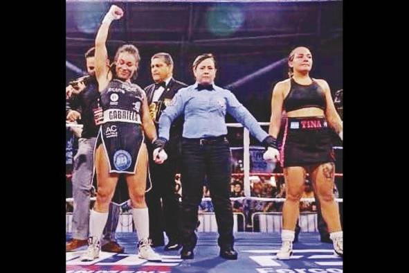 Aida actuando de árbitro en un pleito de la campeona tica Hanna Gabriels (Izq.) en Costa Rica en 2019. Aida actuando de árbitro en un pleito de la campeona tica Hanna Gabriels (Izq.) en Costa Rica en 2019.