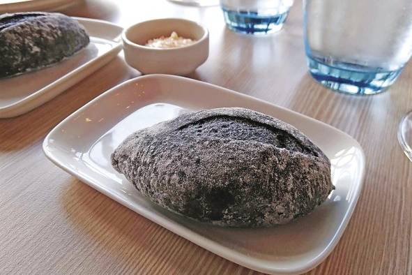 Pan de carbón y mantequilla de la casa con sal rosada Pan de carbón y mantequilla de la casa con sal rosada