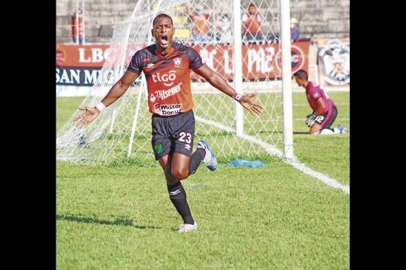 Nicolás Muñoz fue el goleador del CD Águila de El Salvador en los dos últimos torneos. Muñoz representó el 48,15% de todos los goles del equipo aguilucho, anotando 27 goles en los 21 partidos de liga que disputó. Nicolás Muñoz fue el goleador del CD Águila de El Salvador en los dos últimos torneos. Muñoz representó el 48,15% de todos los goles del equipo aguilucho, anotando 27 goles en los 21 partidos de liga que disputó.