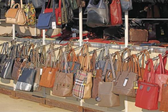 Bolsos y accesorios son clonados y vendidos a menor precio. Bolsos y accesorios son clonados y vendidos a menor precio.