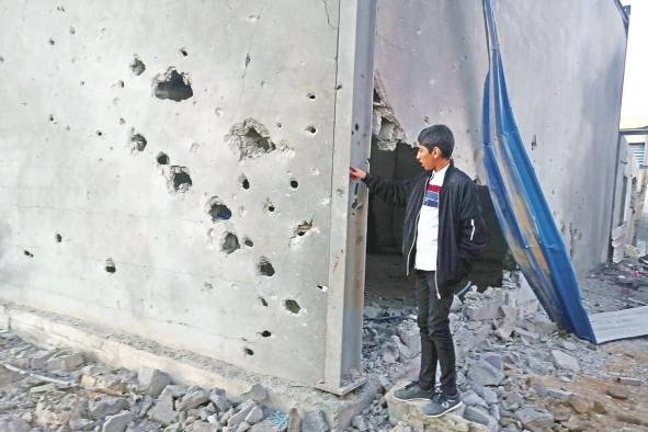 Un niño libio observa los destrozos del bombardeo. Un niño libio observa los destrozos del bombardeo.