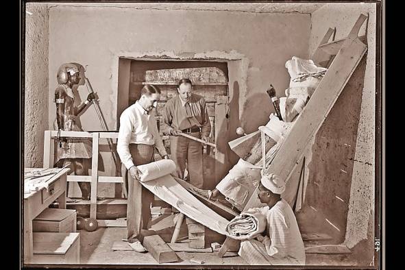 El egiptólogo británico Howard Carter con la tumba de Tutankamón. El egiptólogo británico Howard Carter con la tumba de Tutankamón.