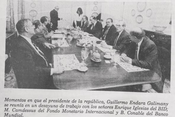 Guillermo Endara en reunión con representantes de organizaciones financieras internacionales para adquirir préstamos. Guillermo Endara en reunión con representantes de organizaciones financieras internacionales para adquirir préstamos.