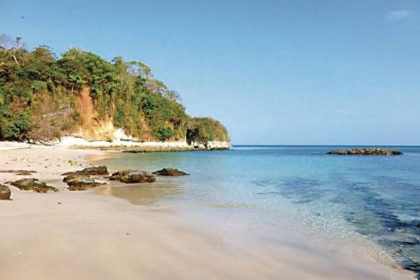 La playa posee arena blanca con piedras de color azul. La playa posee arena blanca con piedras de color azul.