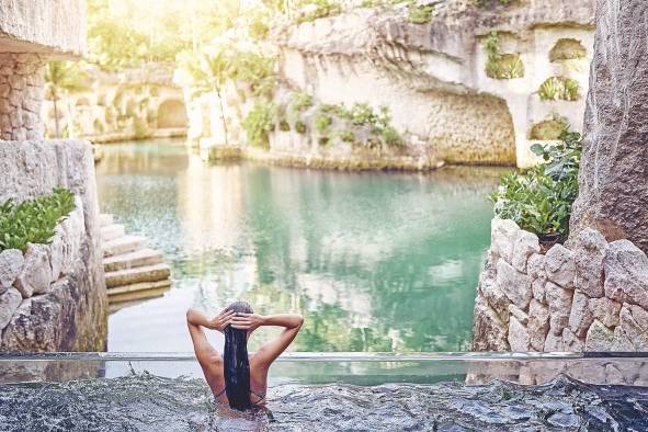 El visitante vivirá la fusión entre el México natural y el artístico durante su estancia en el hotel Xcaret Arte. El visitante vivirá la fusión entre el México natural y el artístico durante su estancia en el hotel Xcaret Arte.