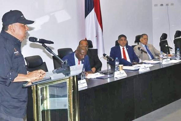 La comisión de Comercio concluirá hoy con la intervención de los 50 últimos participantes de los 205 inscritos. La comisión de Comercio concluirá hoy con la intervención de los 50 últimos participantes de los 205 inscritos.