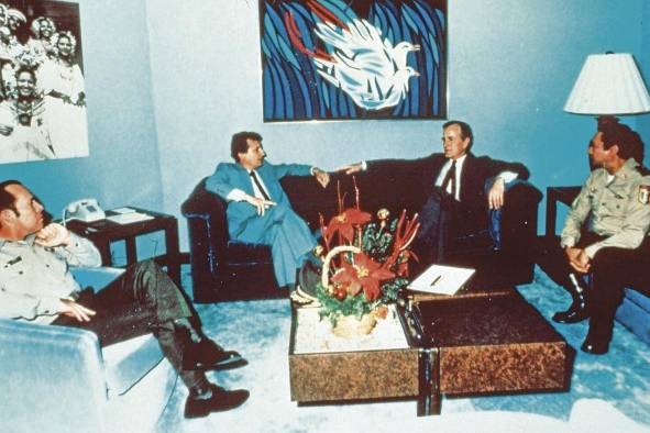 Imagen del breve encuentro entre George Bush, Ricardo De la Espriella, Manuel Antonio Noriega y Roberto Díaz Herrera en el aeropuerto de Tocumen. La foto trascendió en diversos medios nacionales e internacionales. Imagen del breve encuentro entre George Bush, Ricardo De la Espriella, Manuel Antonio Noriega y Roberto Díaz Herrera en el aeropuerto de Tocumen. La foto trascendió en diversos medios nacionales e internacionales.