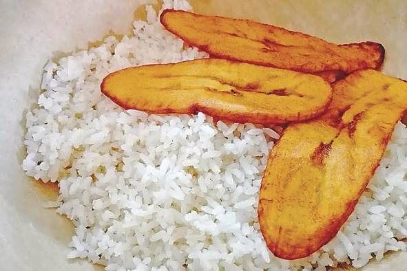 Arroz blanco y tajadas Arroz blanco y tajadas