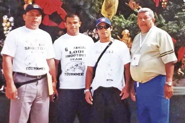 Castillo (Der.) fue en el año 2000 como entrenador a un torneo en Colombia, junto a los atletas Kenton Aparicio y Erick Caballero. Castillo (Der.) fue en el año 2000 como entrenador a un torneo en Colombia, junto a los atletas Kenton Aparicio y Erick Caballero.