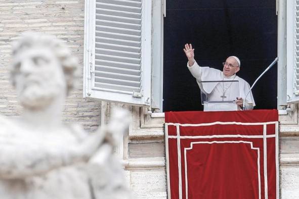 El papa Francisco saludaba este domingo a los fieles en la plaza de San Pedro. El papa Francisco saludaba este domingo a los fieles en la plaza de San Pedro.