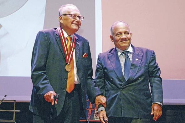 El poeta José Franco (i) al recibir la condecoración de la Orden Rogelio Sinán en 2016. El poeta José Franco (i) al recibir la condecoración de la Orden Rogelio Sinán en 2016.