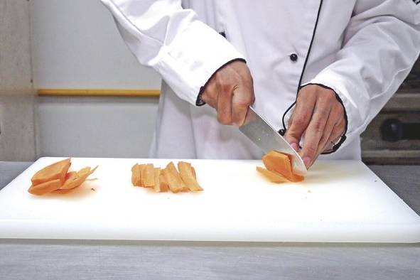 El taller de gastronomía se dicta todos los días de 8 a.m. hasta las 3 p.m. bajo la dirección del chef Edilberto del Cid El taller de gastronomía se dicta todos los días de 8 a.m. hasta las 3 p.m. bajo la dirección del chef Edilberto del Cid