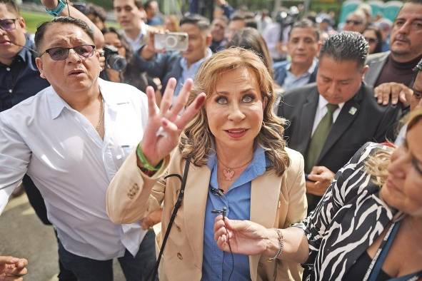 La exprimera dama Sandra Torres (2008-2012) saluda tras votar en el colegio Valle Verde, al este de ciudad de Guatemala (Guatemala). La exprimera dama Sandra Torres (2008-2012) saluda tras votar en el colegio Valle Verde, al este de ciudad de Guatemala (Guatemala).
