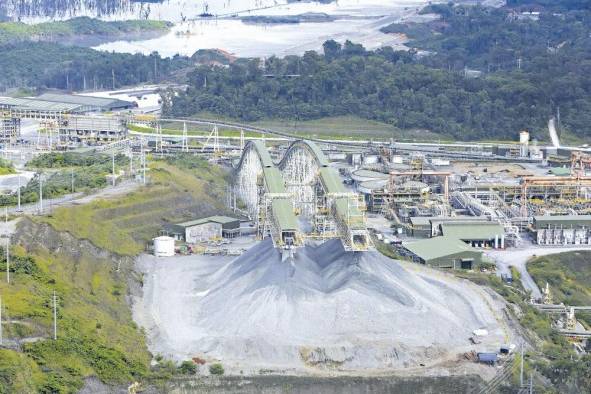 Por el momento, la mina, que es la más grande de Centroamérica, tiene una inversión de entre $7,000 y $10,000 millones. Por el momento, la mina, que es la más grande de Centroamérica, tiene una inversión de entre $7,000 y $10,000 millones.