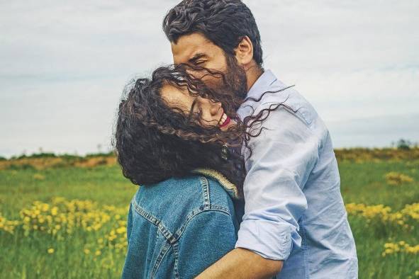 En la pareja, el beso estimula el fortalecimiento de los vínculos afectivos. En la pareja, el beso estimula el fortalecimiento de los vínculos afectivos.