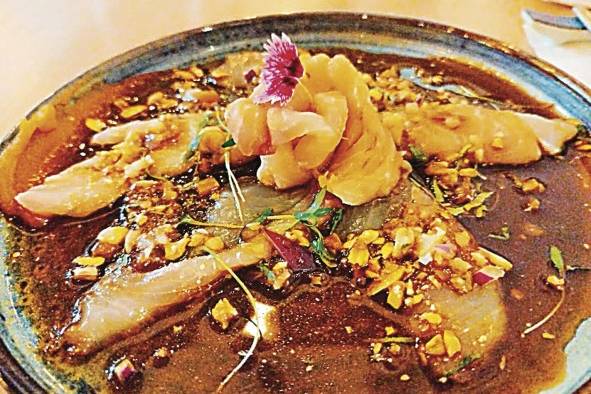 Tiradito trufado, primer tiempo de la cena Tiradito trufado, primer tiempo de la cena