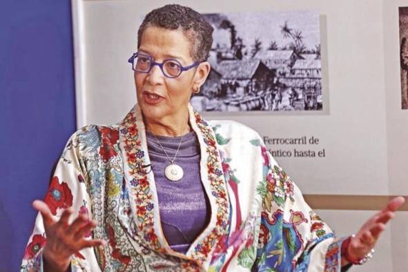 Asma Chaabi Política y artista. La primera mujer elegida alcaldesa de un centro urbano en Marruecos, es una avalancha de experiencia, cultura, política, arte. “La verdad es que creo que la religión es algo interno. Nosotros en Marruecos muchas veces no nos ponemos velo. Creemos en un Dios y en todo lo que ha hecho nuestro Dios, y lo más importante es que en la religión musulmana prevalecen los valores”. Asma Chaabi Política y artista. La primera mujer elegida alcaldesa de un centro urbano en Marruecos, es una avalancha de experiencia, cultura, política, arte. “La verdad es que creo que la religión es algo interno. Nosotros en Marruecos muchas veces no nos ponemos velo. Creemos en un Dios y en todo lo que ha hecho nuestro Dios, y lo más importante es que en la religión musulmana prevalecen los valores”.