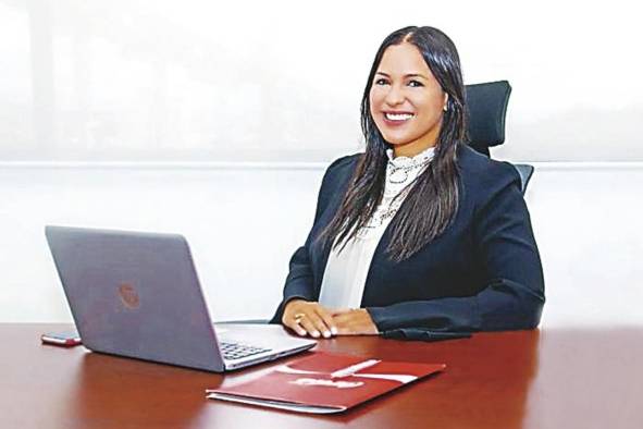 Lorena Henríquez Gerente de Asuntos Corporativos de Coca-Cola Femsa Panamá. Es una mujer que denota sencillez. Su academia, la experiencia y lo que heredó de sus padres le ha permitido abrirse camino en el mundo empresarial. “Sueño con un Panamá donde cada persona se atreva a hacer la diferencia. Que nos atrevamos a seguir nuestra motivación y a construir un país digno para futuras generaciones”. Lorena Henríquez Gerente de Asuntos Corporativos de Coca-Cola Femsa Panamá. Es una mujer que denota sencillez. Su academia, la experiencia y lo que heredó de sus padres le ha permitido abrirse camino en el mundo empresarial. “Sueño con un Panamá donde cada persona se atreva a hacer la diferencia. Que nos atrevamos a seguir nuestra motivación y a construir un país digno para futuras generaciones”.