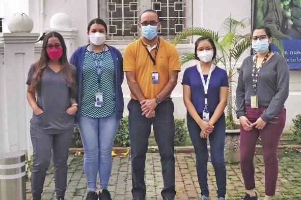 Las estudiantes de maestría Madelaine Sugasti y Dalkiria Campos, el Dr. José González Santamaría, y las tesistas de licenciatura Patricia Valdés y Paola Galán integran el Grupo de Biología Celular y Molecular de Arbovirus del Icges. Las estudiantes de maestría Madelaine Sugasti y Dalkiria Campos, el Dr. José González Santamaría, y las tesistas de licenciatura Patricia Valdés y Paola Galán integran el Grupo de Biología Celular y Molecular de Arbovirus del Icges.