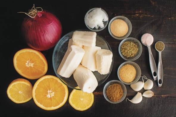 El mojo incluye un cítrico que aportará el ácido, o un toque de vinagre; aceite de oliva, ajo, sal y pimienta y especias como el comino, la paprika y un toque de orégano. El mojo incluye un cítrico que aportará el ácido, o un toque de vinagre; aceite de oliva, ajo, sal y pimienta y especias como el comino, la paprika y un toque de orégano.