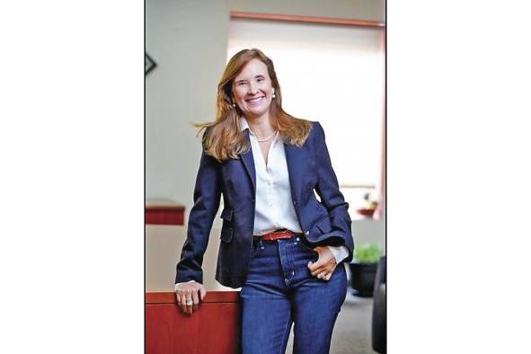 Gisela Sánchez Ingeniera industrial. Es una mujer de corazón generoso. Da, desde su trinchera, a su país, a su región, a su planeta. No importa cuál sea el sombrero que use como líder de empresas influyentes, lo valioso es que no olvida su compromiso social. “Estamos aquí por una razón. Cuál es ese propósito, por qué estamos aquí y qué es eso pequeñito o grande que vamos hacer para marcar la diferencia”. Gisela Sánchez Ingeniera industrial. Es una mujer de corazón generoso. Da, desde su trinchera, a su país, a su región, a su planeta. No importa cuál sea el sombrero que use como líder de empresas influyentes, lo valioso es que no olvida su compromiso social. “Estamos aquí por una razón. Cuál es ese propósito, por qué estamos aquí y qué es eso pequeñito o grande que vamos hacer para marcar la diferencia”.