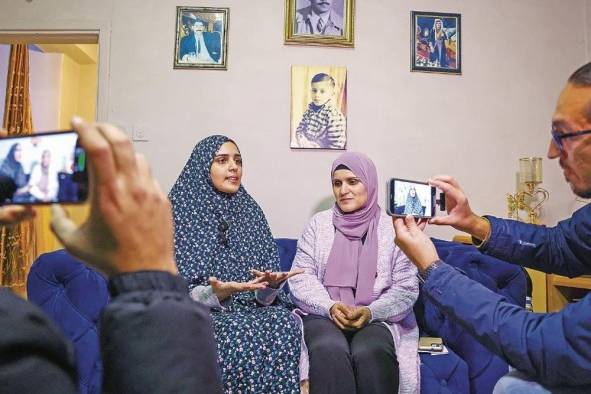 Marah Bakr (i.), una palestina detenida en una prisión israelí durante ocho años y liberada el 24 de noviembre de 2023, en virtud de un acuerdo de tregua entre Israel y Hamás. Marah Bakr (i.), una palestina detenida en una prisión israelí durante ocho años y liberada el 24 de noviembre de 2023, en virtud de un acuerdo de tregua entre Israel y Hamás.