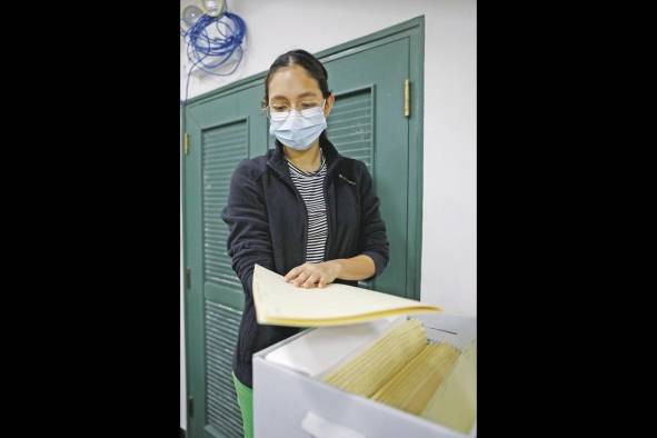 Las archivólogas del Museo mantienen los documentos originales que fueron digitalizados. Las archivólogas del Museo mantienen los documentos originales que fueron digitalizados.