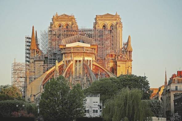 Antes del incendio, la catedral recibía casi 12 millones de visitantes. Antes del incendio, la catedral recibía casi 12 millones de visitantes.