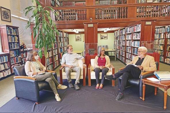 El conversatorio se realizó en la Biblioteca Presidente Roberto F. Chiari. El conversatorio se realizó en la Biblioteca Presidente Roberto F. Chiari.