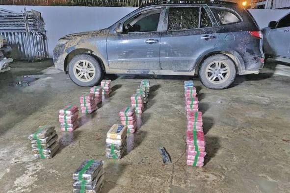 Auto en el que viajaba el exgobernador, el cual tenía un doble fondo donde se encontraron 79 paquetes de supuesta droga. Auto en el que viajaba el exgobernador, el cual tenía un doble fondo donde se encontraron 79 paquetes de supuesta droga.
