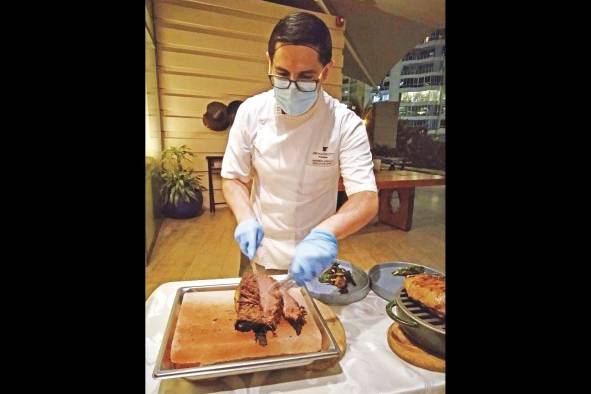 El chef Dávila hace el corte del 'brisket'. El chef Dávila hace el corte del 'brisket'.