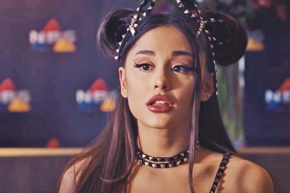 Actrices como Ariana Grande hacen su papel lleno de banalidad y consumismo. Actrices como Ariana Grande hacen su papel lleno de banalidad y consumismo.
