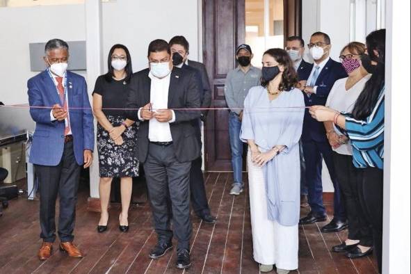 El ministro de cultura de Panamá, Carlos Aguilar (centro) y la dra. Marixa Lasso (der.) en la inauguración del Cihac en 2021. El ministro de cultura de Panamá, Carlos Aguilar (centro) y la dra. Marixa Lasso (der.) en la inauguración del Cihac en 2021.