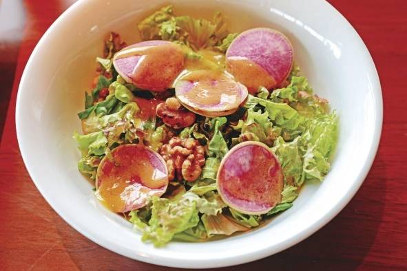 Ensalada verde con rábanos sandía con vinagreta de nueces y miel Ensalada verde con rábanos sandía con vinagreta de nueces y miel