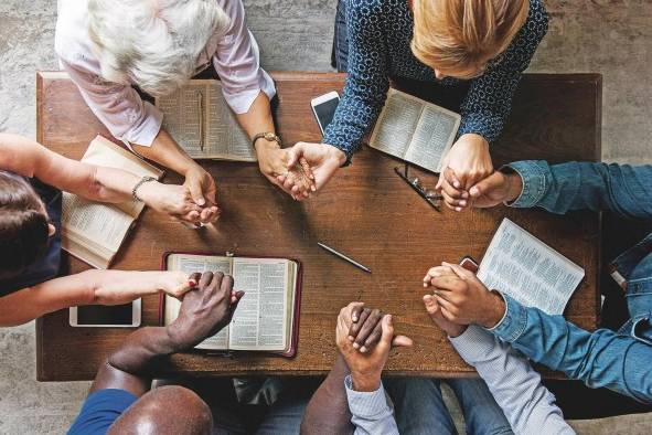 Algunas personas afirman que no solo hay que tener libertad de religión, sino también estar libre de cualquier religión. Algunas personas afirman que no solo hay que tener libertad de religión, sino también estar libre de cualquier religión.