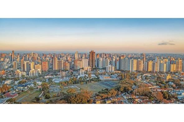 Curitiba hoy tiene 2 millones de habitantes y se ha reconocido como una de las primeras ciudades inteligentes, ganando también reconocimiento por sus innovaciones en sostenibilidad. Curitiba hoy tiene 2 millones de habitantes y se ha reconocido como una de las primeras ciudades inteligentes, ganando también reconocimiento por sus innovaciones en sostenibilidad.
