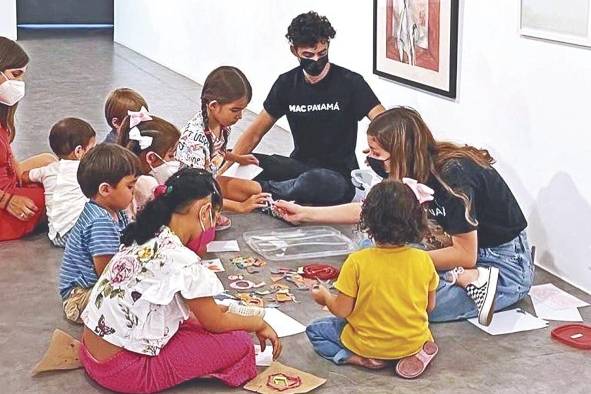 Los niños participan en las actividades educativas del museo. Los niños participan en las actividades educativas del museo.