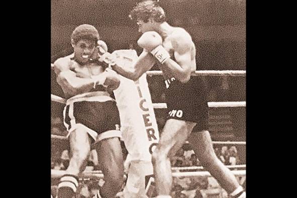 Eduardo 'Chita Ruiz' Rodríguez y Carlos 'Macizo' Trujillo (Der.) se enfrentaron en los 80, para dirimir quién era el mejor welter del patio. Eduardo 'Chita Ruiz' Rodríguez y Carlos 'Macizo' Trujillo (Der.) se enfrentaron en los 80, para dirimir quién era el mejor welter del patio.